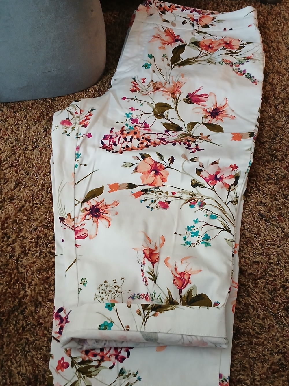 Source Unknown White Floral Capris with Pink and Teal Accents